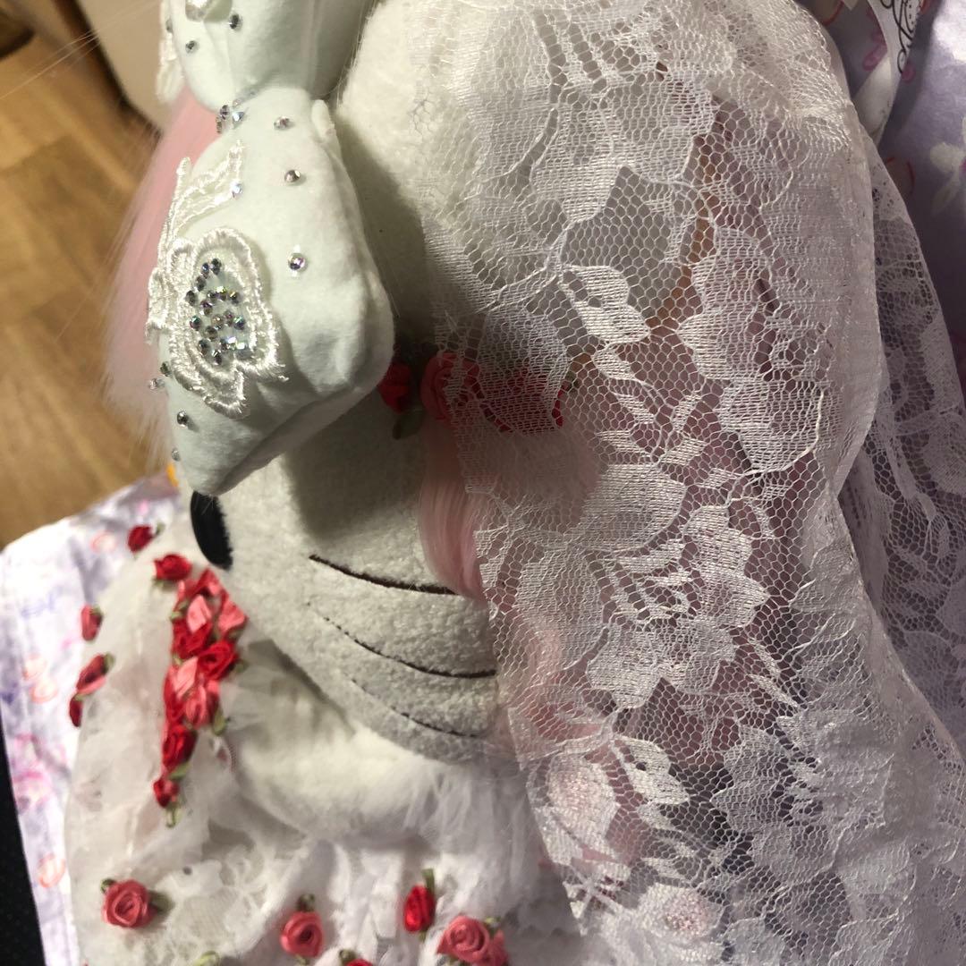 Hello kitty 優雅な古いウェディングドレスを着て