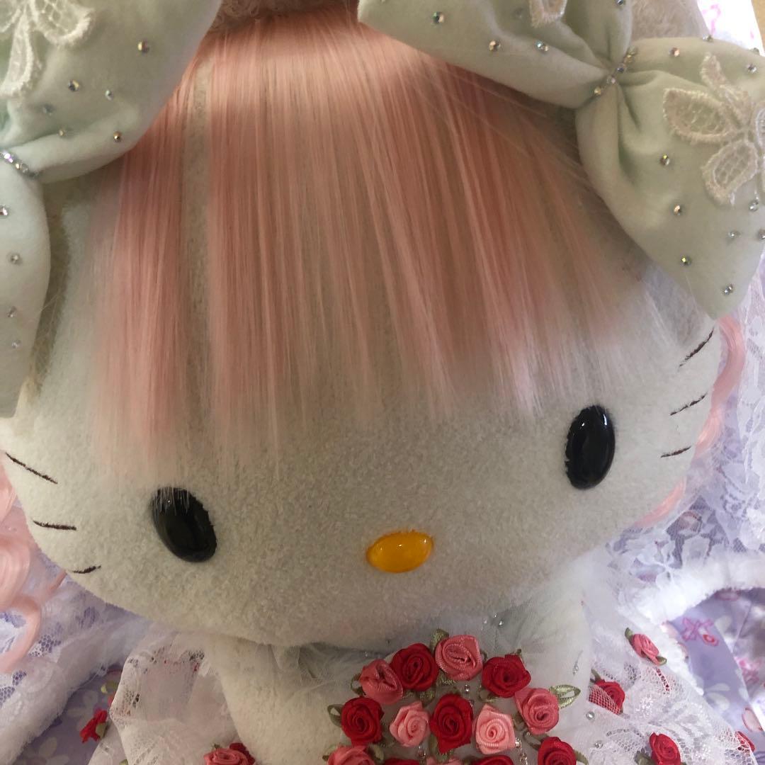 Hello kitty 優雅な古いウェディングドレスを着て