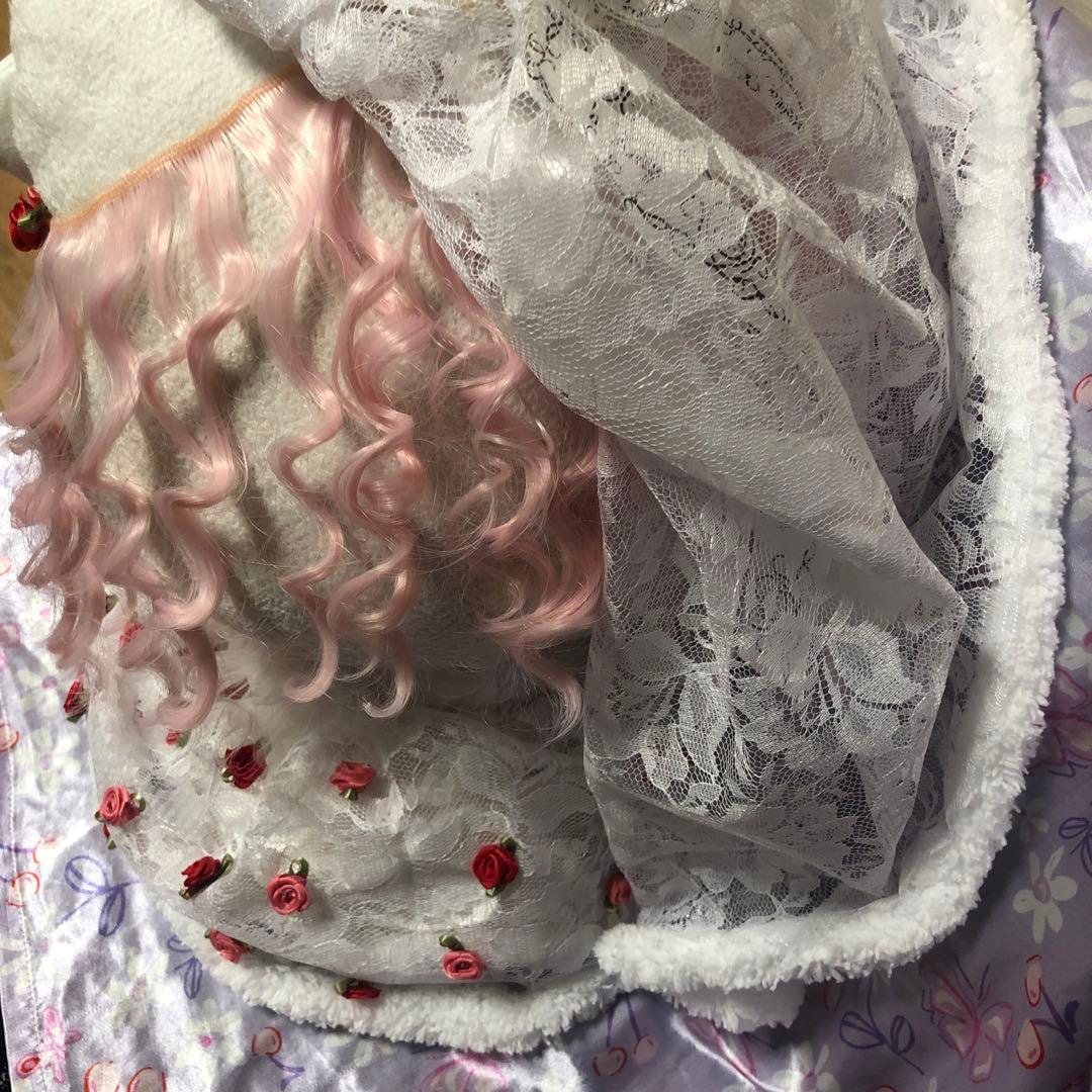 Hello kitty 優雅な古いウェディングドレスを着て