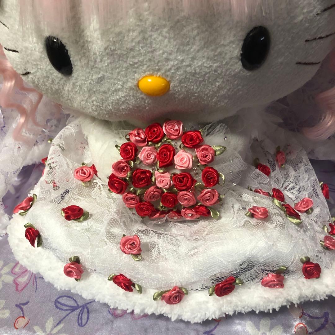 Hello kitty 優雅な古いウェディングドレスを着て