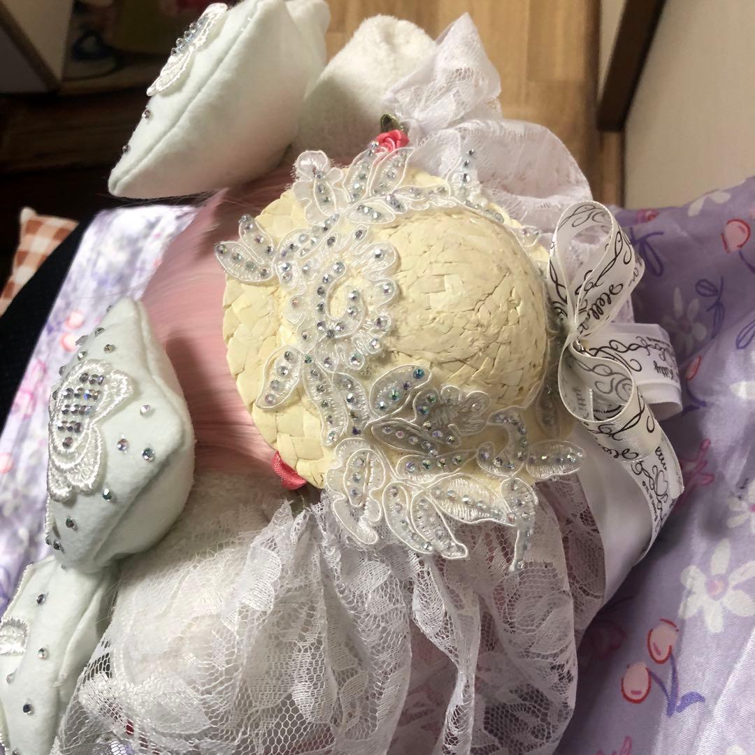 Hello kitty 優雅な古いウェディングドレスを着て