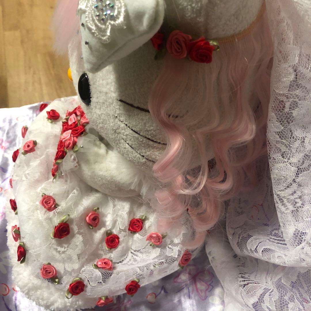Hello kitty 優雅な古いウェディングドレスを着て