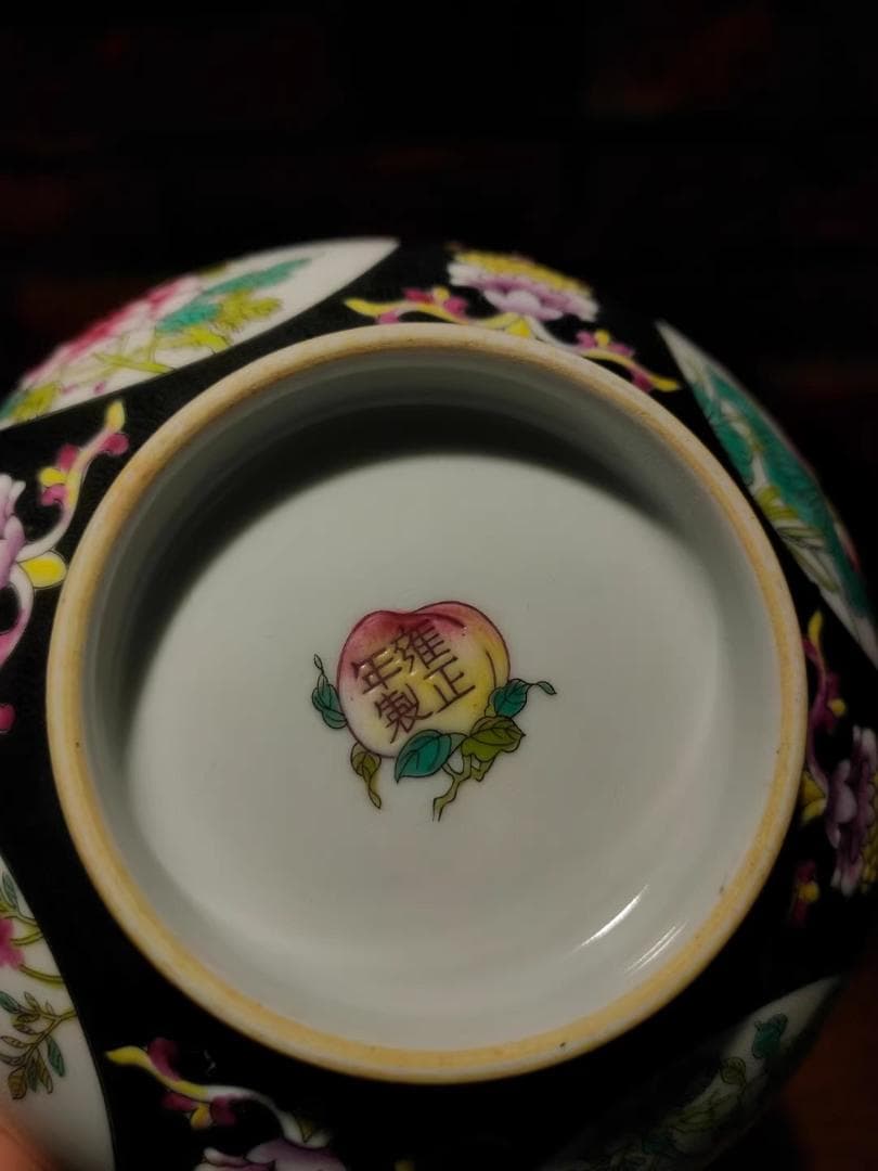 珐琅彩 瓷碗｜雍正様式 款識あり｜墨地釉 開窗 花卉文