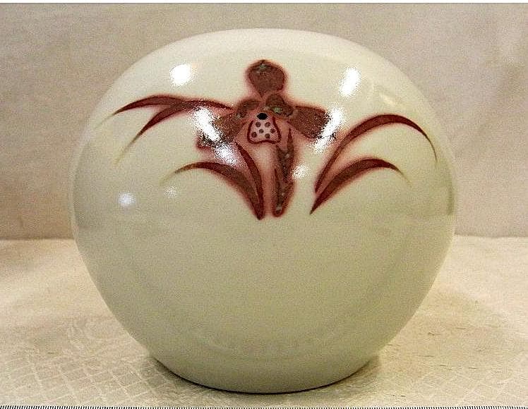 芸術院会員　河合誓徳　紅蘭花文壷　M16