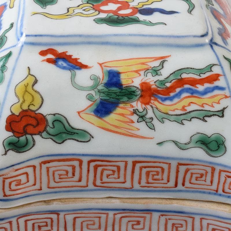 中国　大明萬歴年製款　五彩　龍鳳凰文　四方蓋物　M　R8254