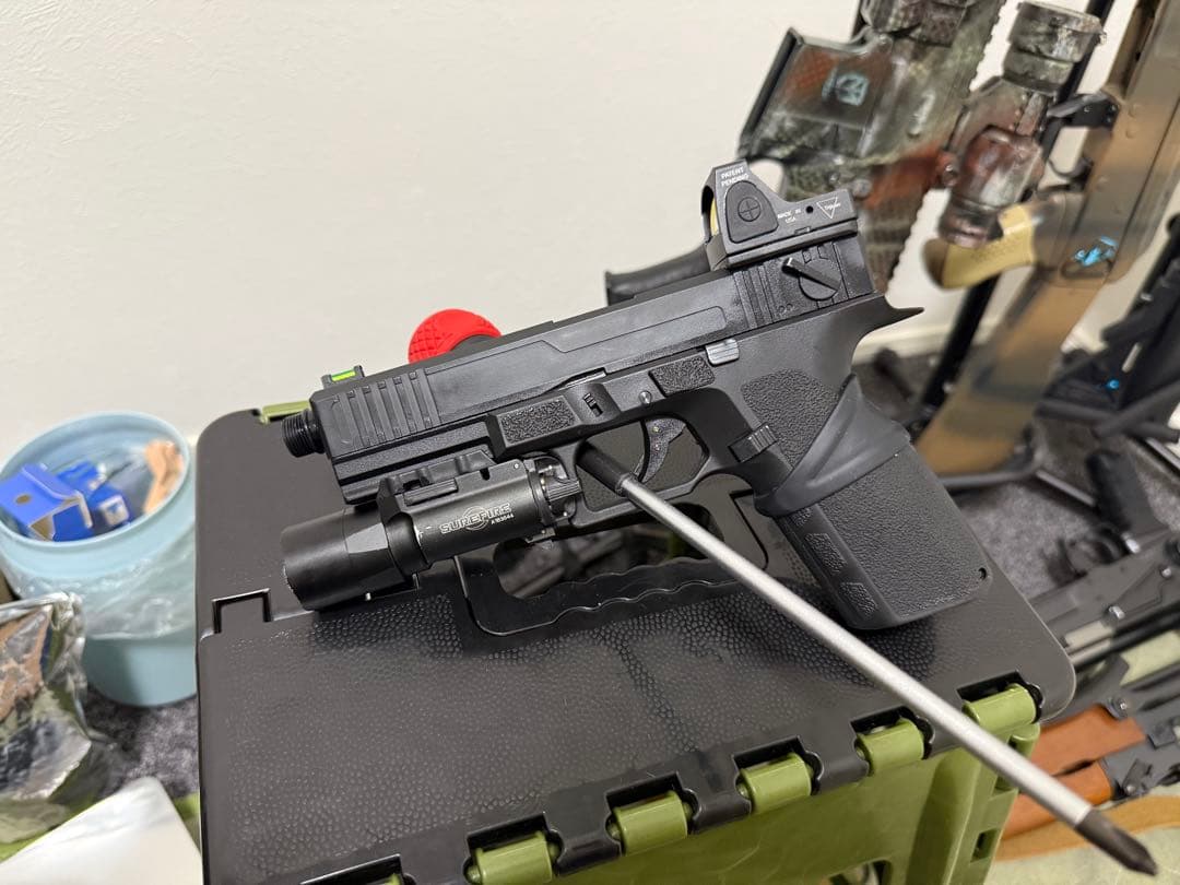 カーボネイト　ストライカー9s ライト付き 2マガジン　ホルスター付き