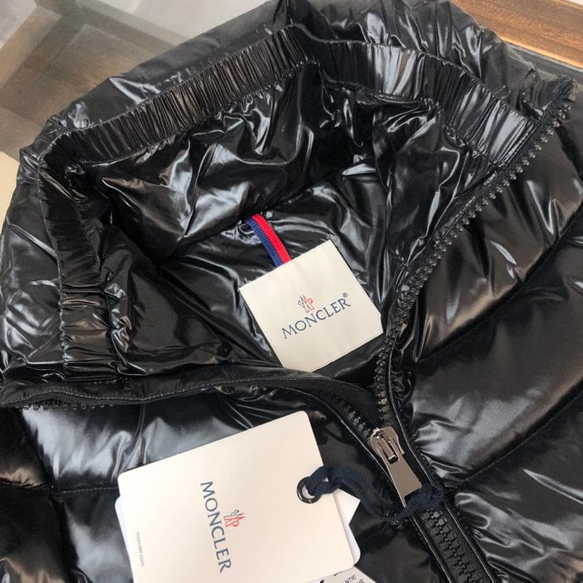 ほぼ新品モンクレール ブラックダウンジャケット 1サイズ