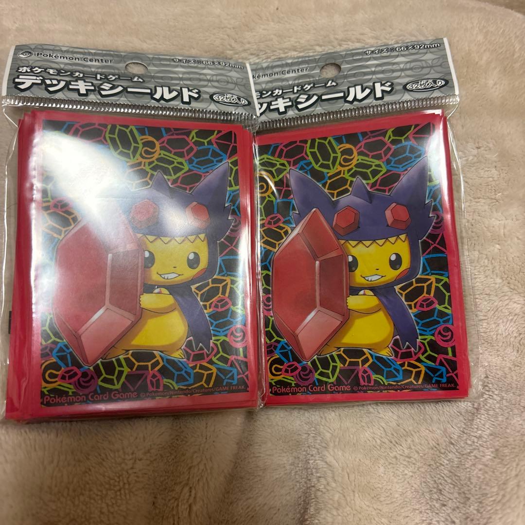 ポケモンセンター限定 スリーブ　メガヤミラミのポンチョを着たピカチュウ