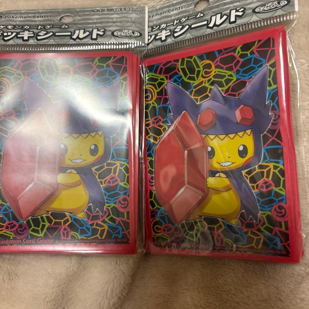 ポケモンセンター限定 スリーブ　メガヤミラミのポンチョを着たピカチュウ