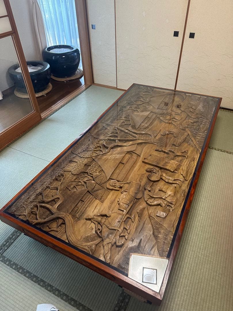 彫刻装飾の木製テーブル