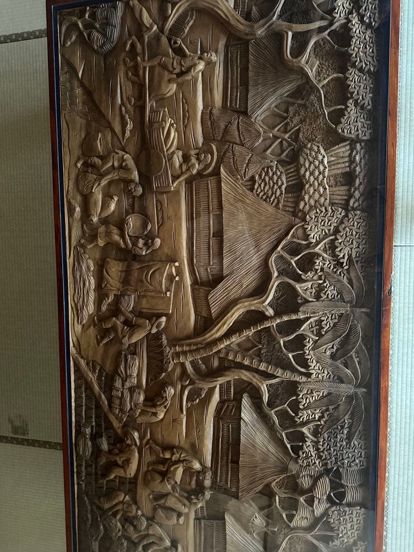 彫刻装飾の木製テーブル