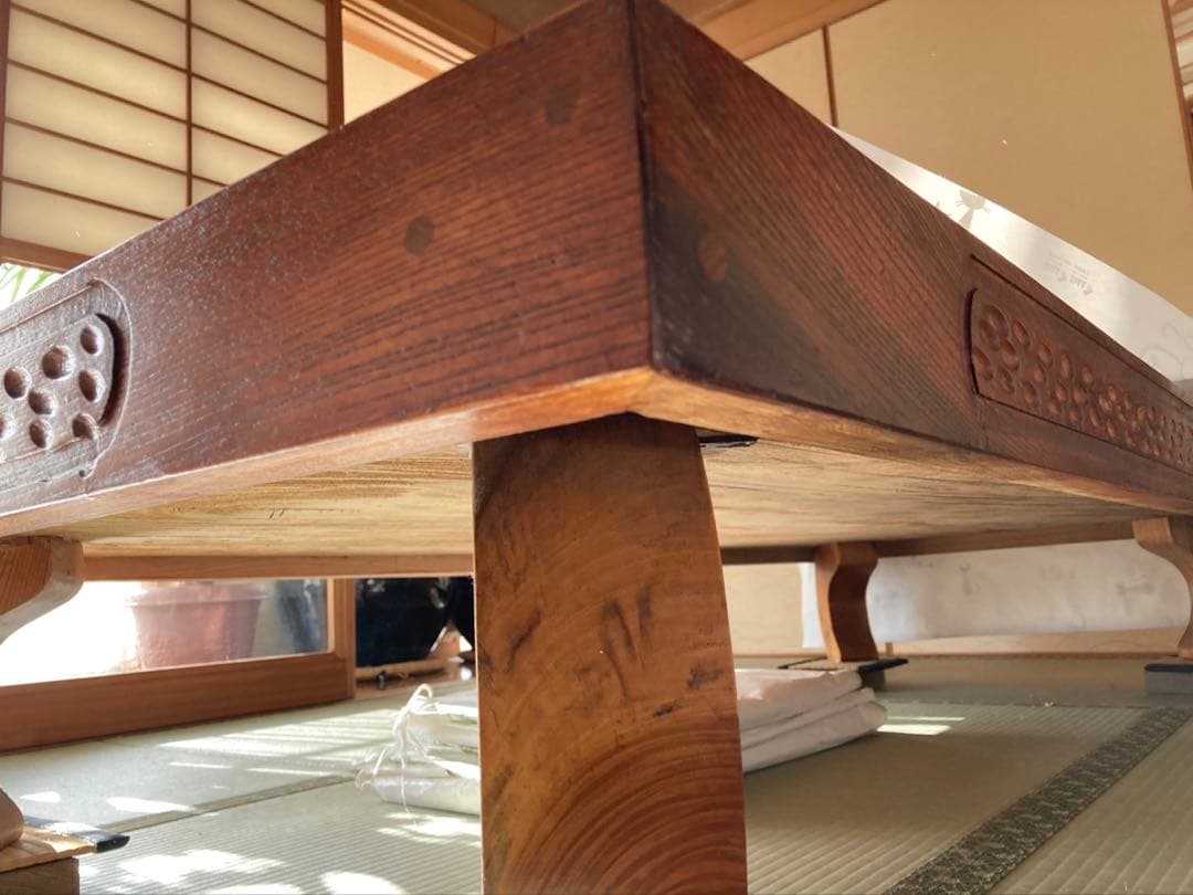 彫刻装飾の木製テーブル