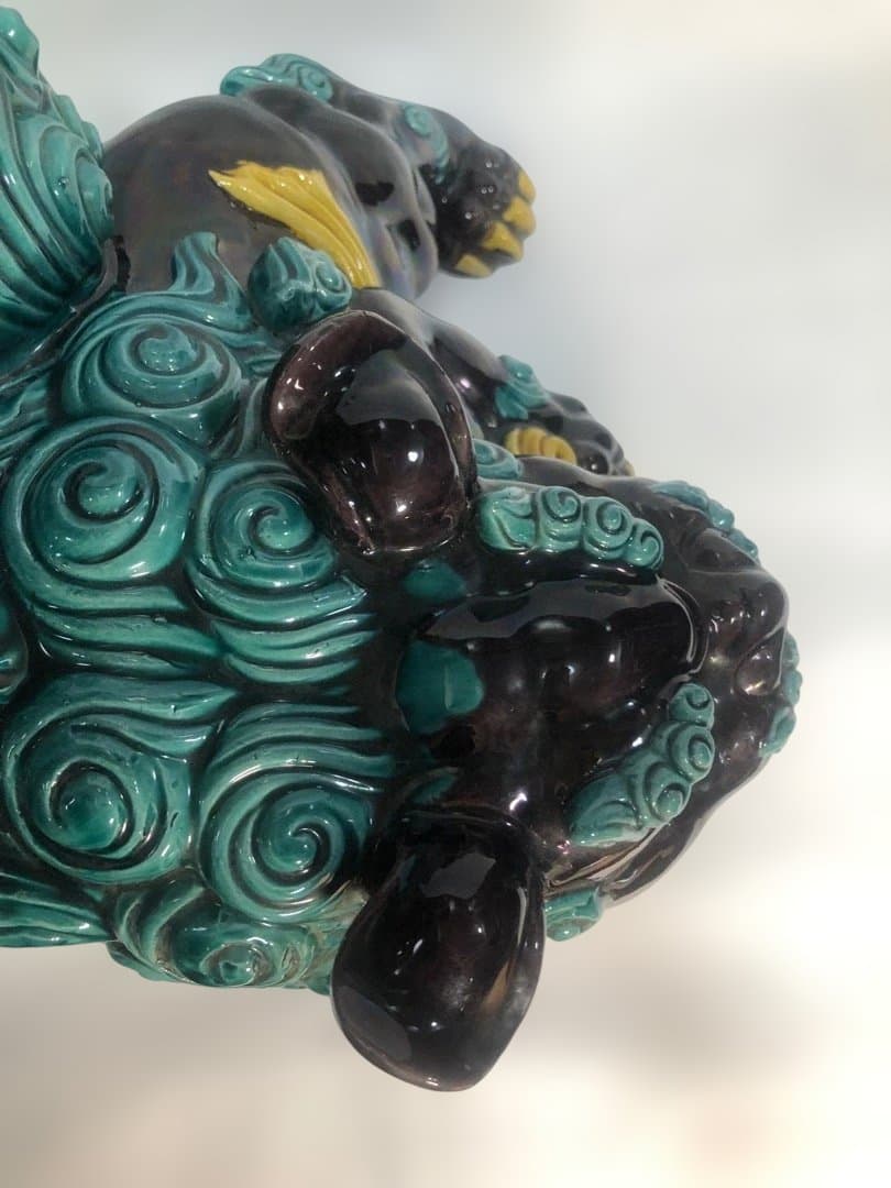 九谷焼　色絵玉乗り獅子　糠川清章造　縁起物置物　欅台付　魔除