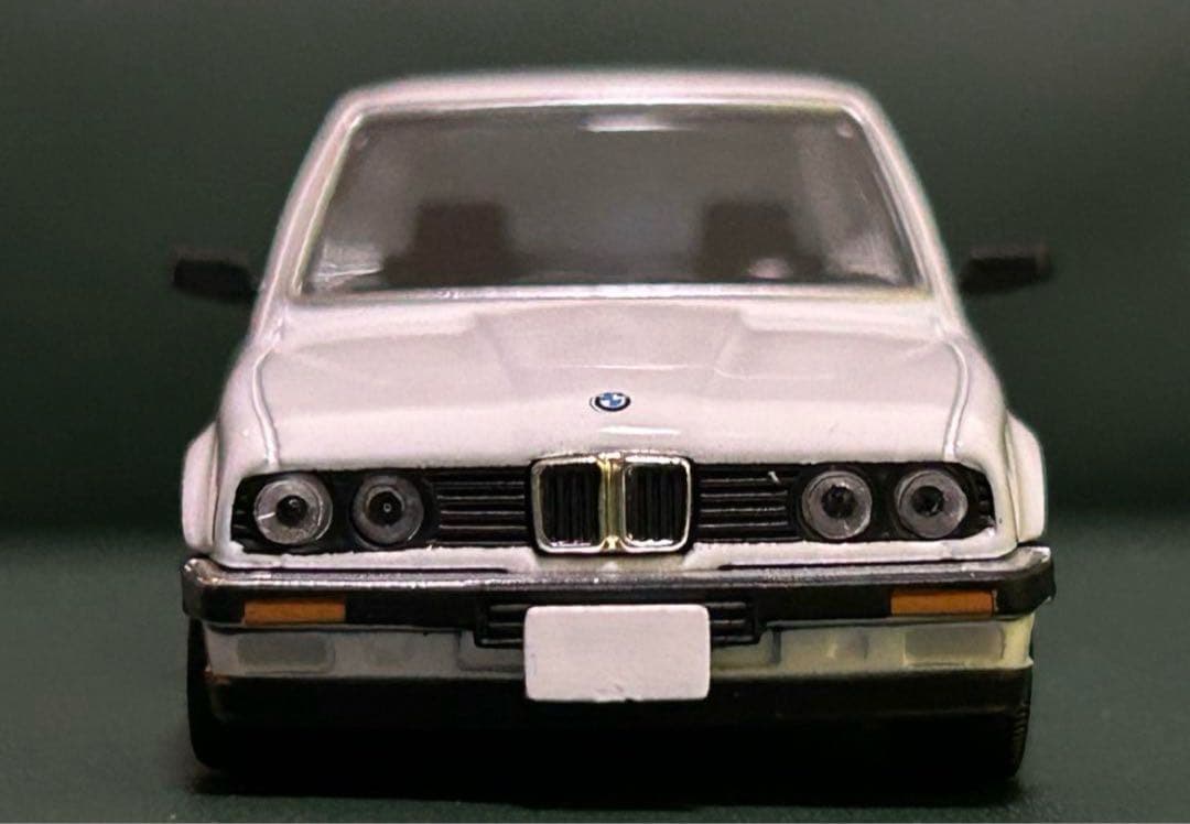 トミカリミテッドヴィンテージネオ BMW 325i 4ドア 白