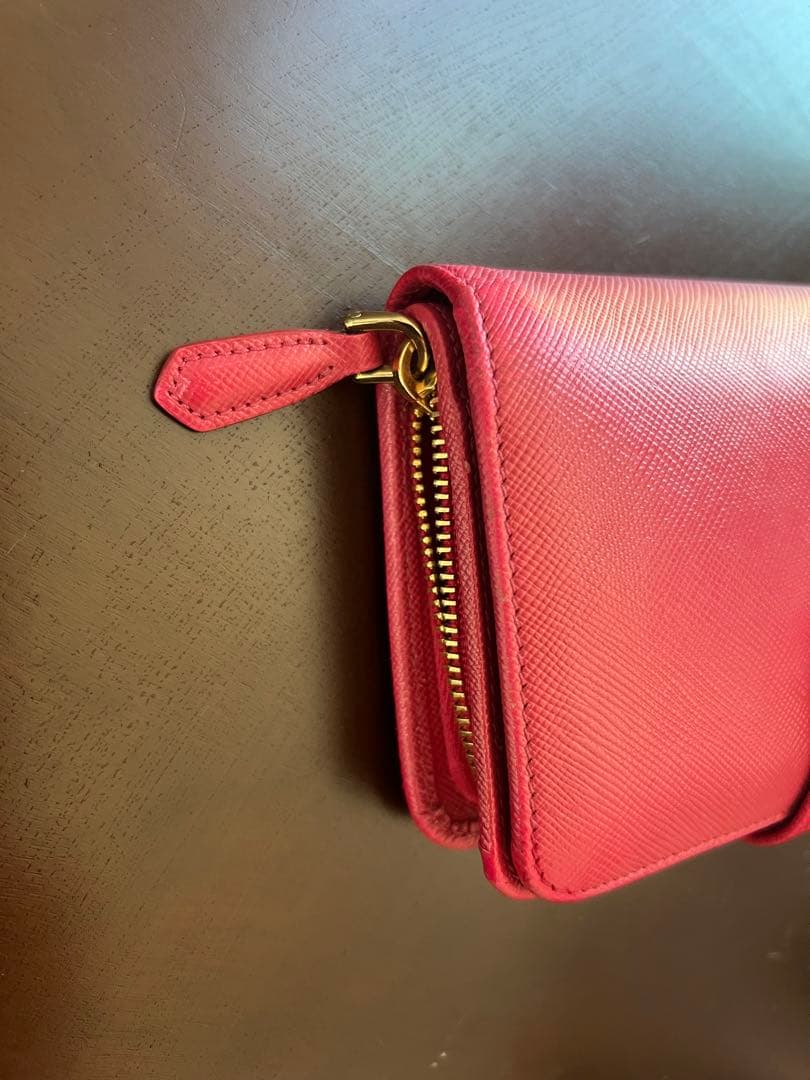 年始のセール！PRADA サファアーノ 財布 ピンクレッドマゼンタ