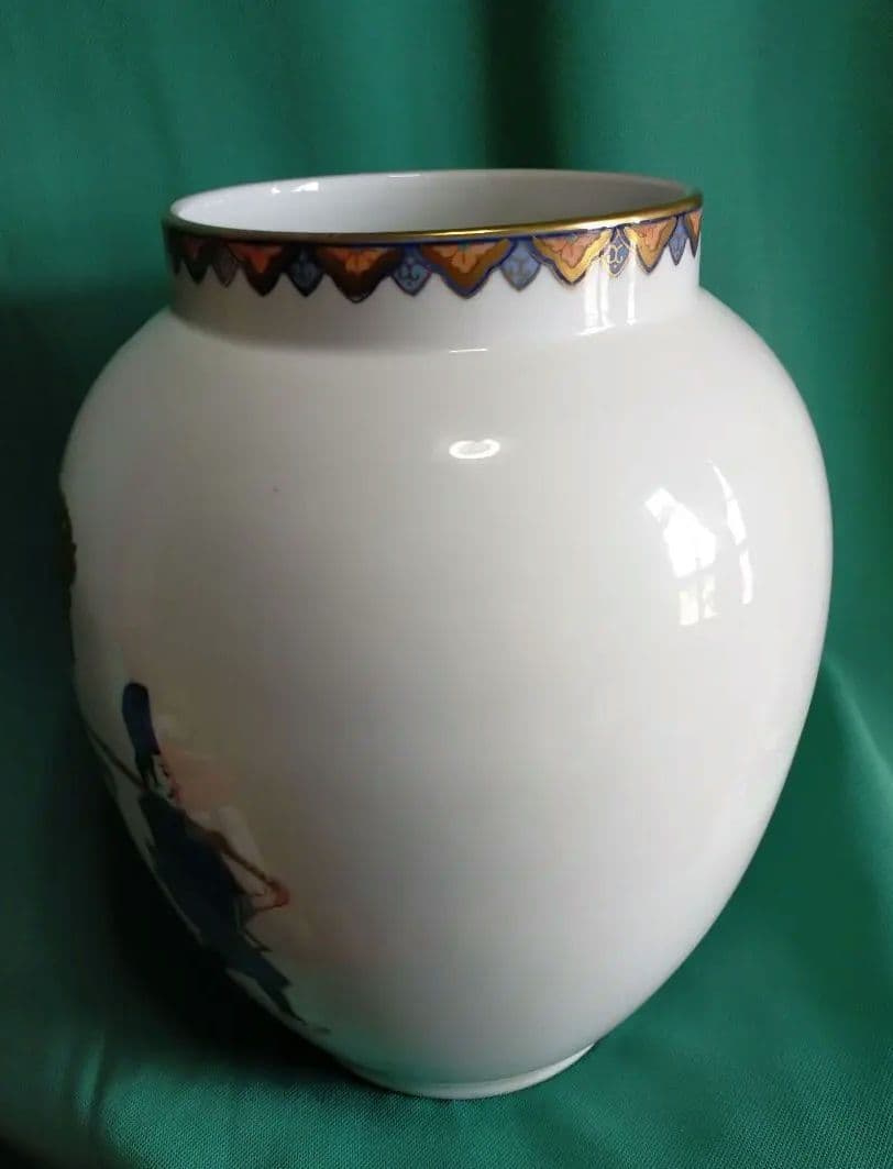 有田　伊万里　武士と馬の絵柄の陶器壺