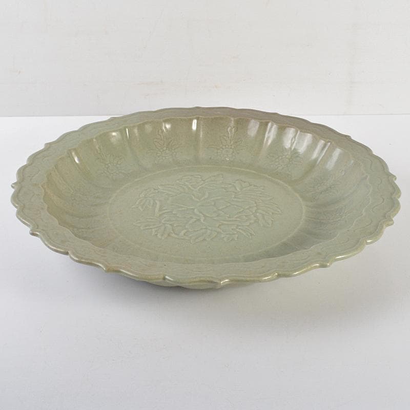 中国　龍泉窯　青磁　陽刻　花文　輪花皿　大皿　直径約38cm　V　R7105B