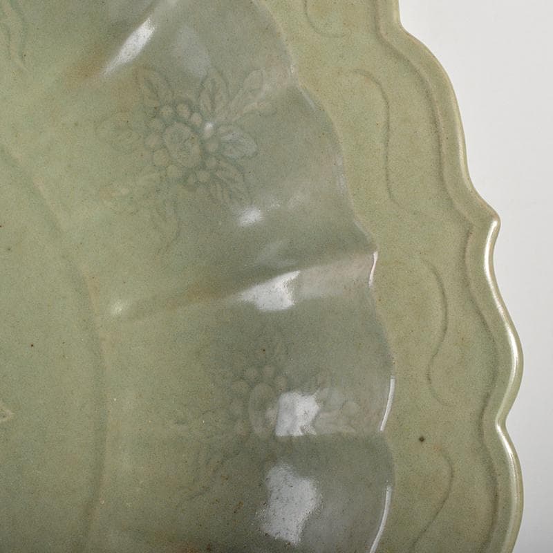 中国　龍泉窯　青磁　陽刻　花文　輪花皿　大皿　直径約38cm　V　R7105B