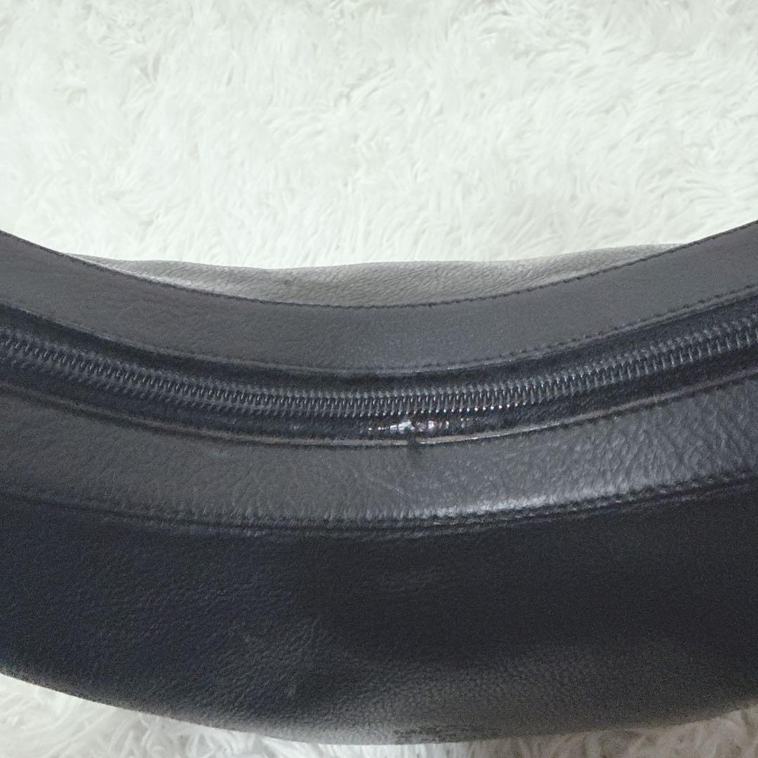 IL BISONTE イルビゾンテ　ハーフムーン　ショルダーバッグ　ブラック