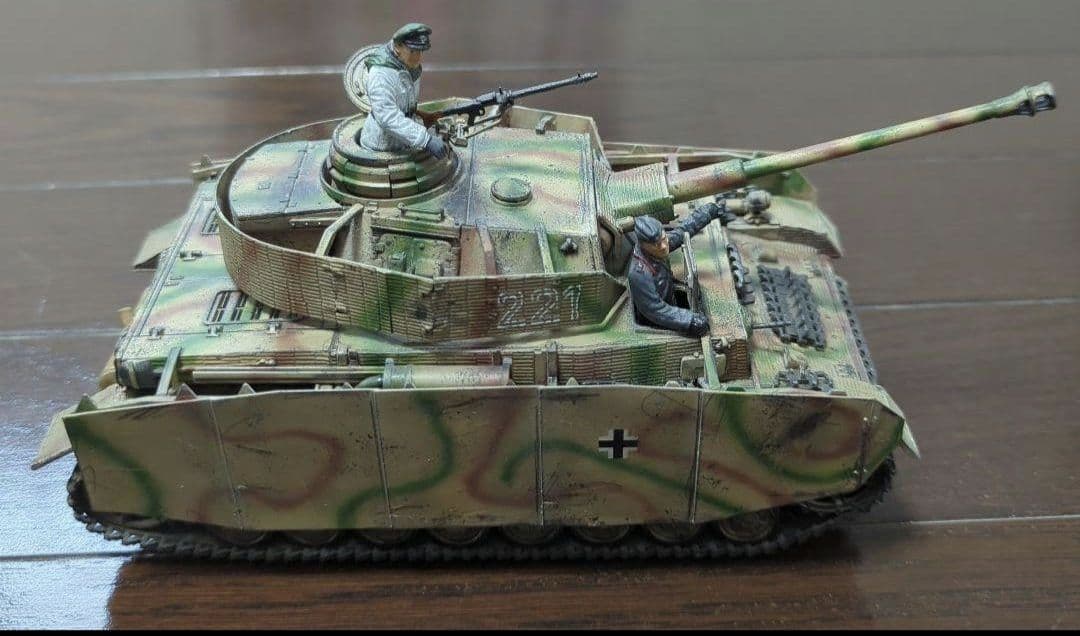 タミヤプラモデル ①Ⅳ号戦車H型1完成品 ②タイガーⅠ後期生産型完成品