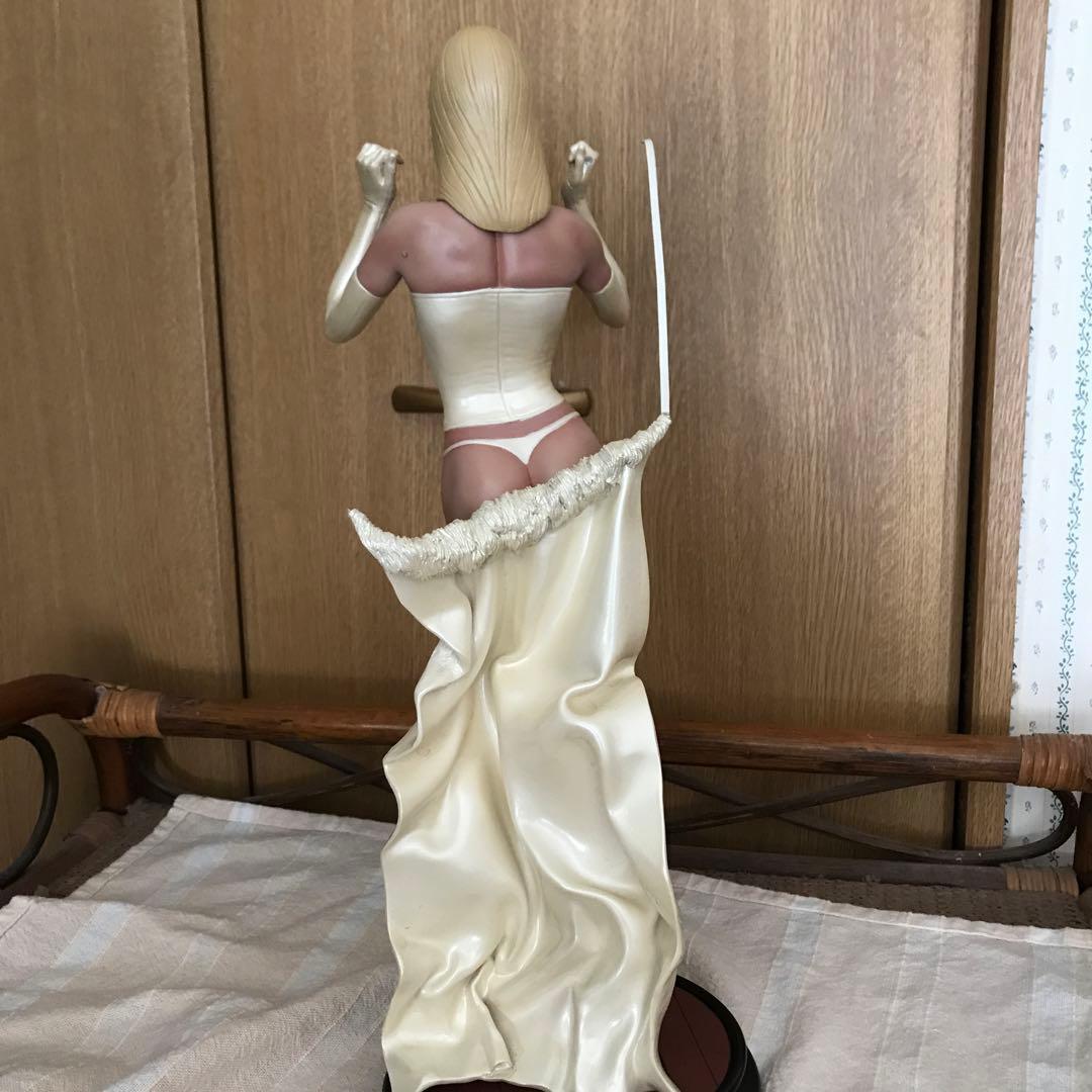 サイドショウ.エマフロスト.スタチュー