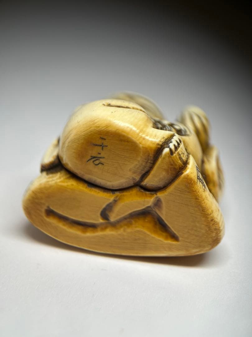 【銘あり】根付 大黒天風 骨 牙 （天然素材） 千広銘　29g