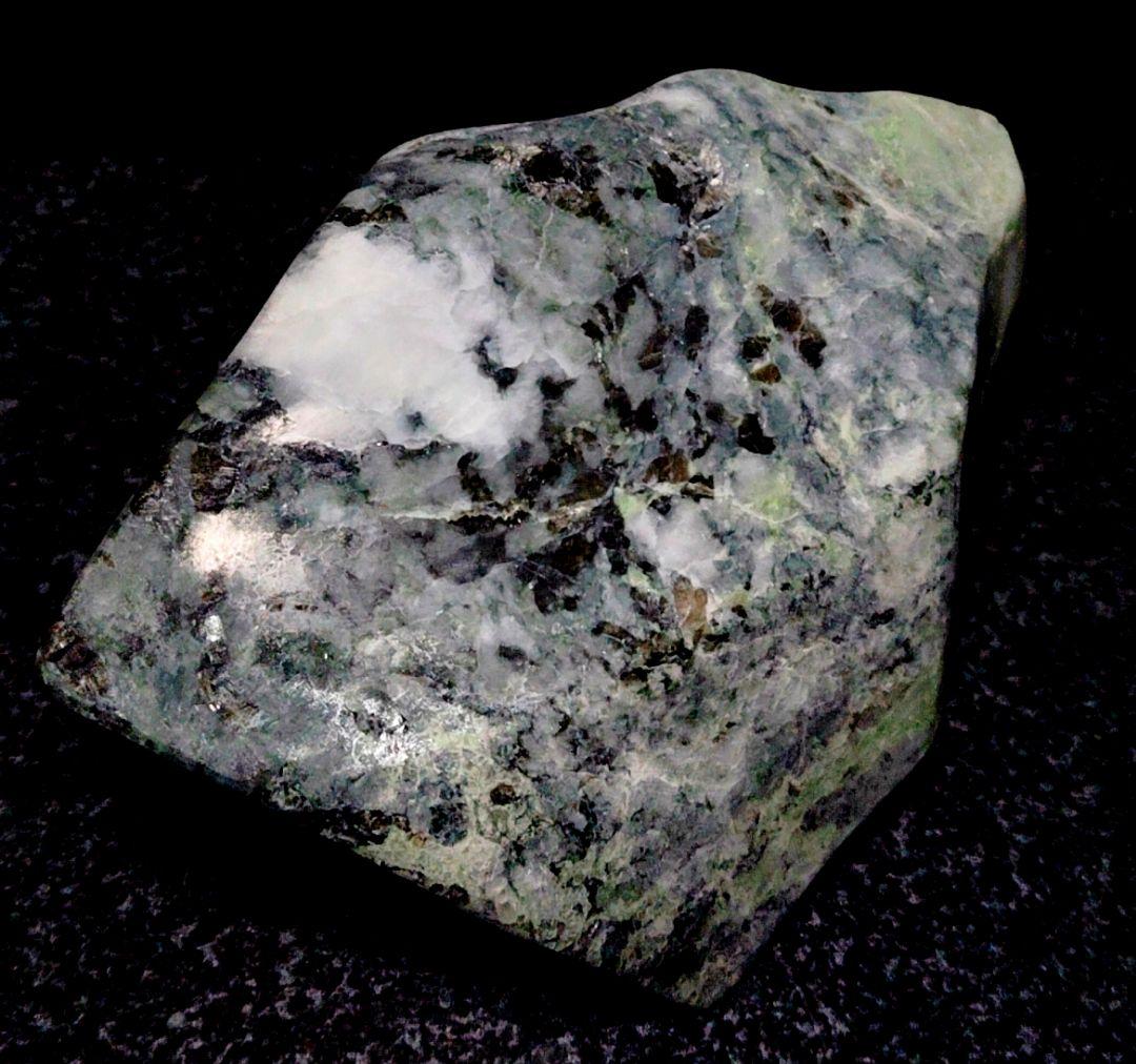 ★翡翠原石★糸魚川硬玉【姫川・切り出し・カメレオン翡翠390ｇ】