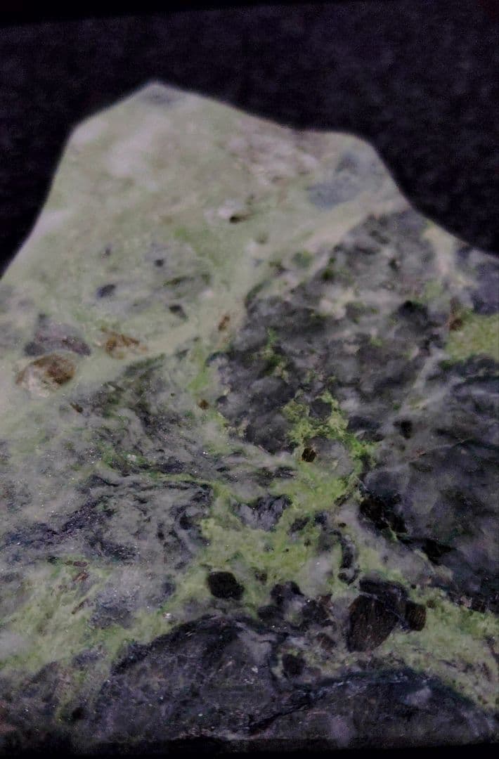 ★翡翠原石★糸魚川硬玉【姫川・切り出し・カメレオン翡翠390ｇ】