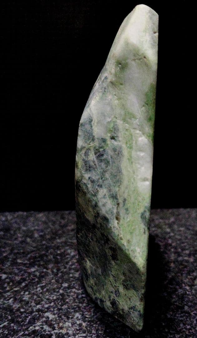 ★翡翠原石★糸魚川硬玉【姫川・切り出し・カメレオン翡翠390ｇ】