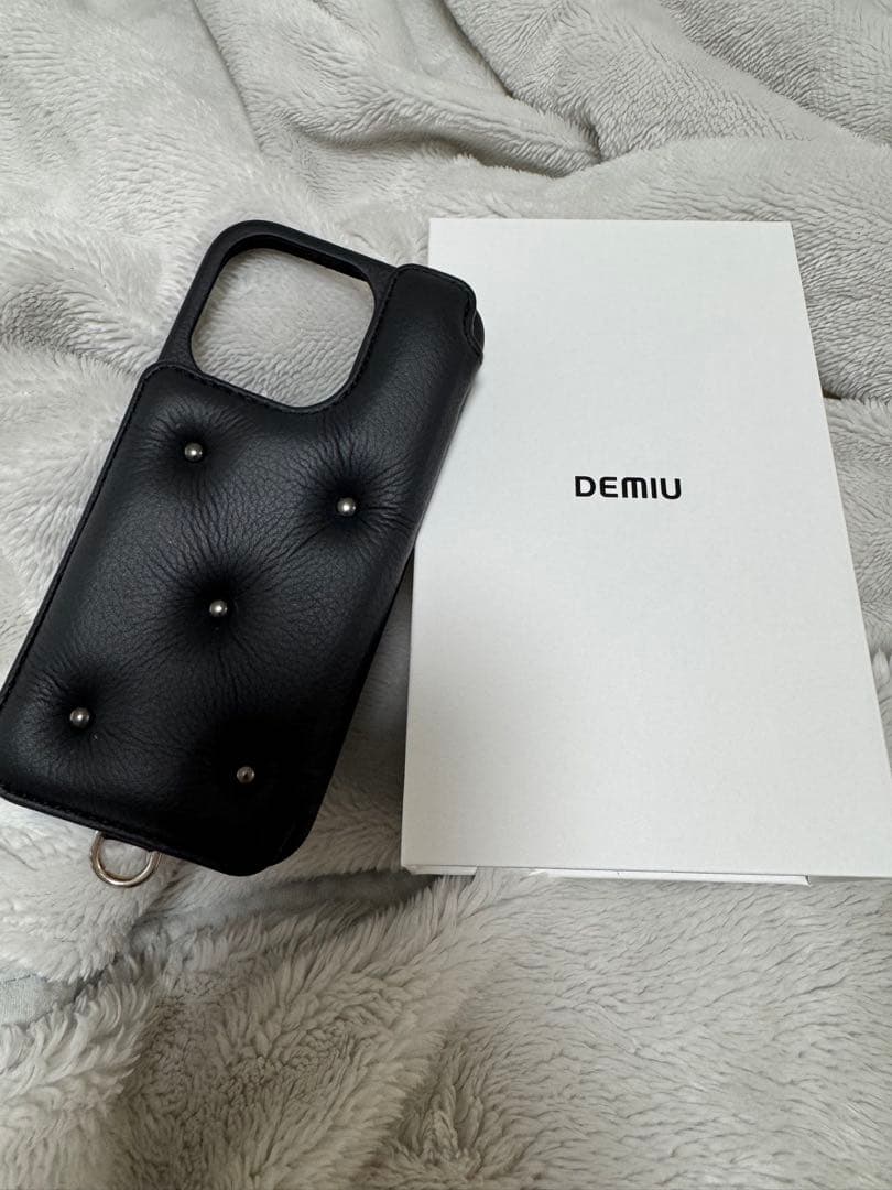 DEMIU ブラック レザー スタッズ iPhone15Proケース