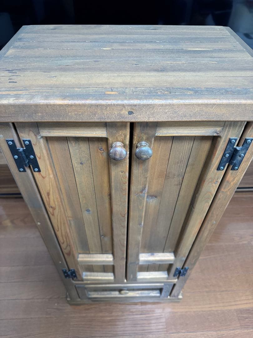 カントリー家具　木製扉付きキャビネット