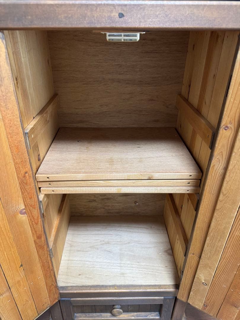 カントリー家具　木製扉付きキャビネット