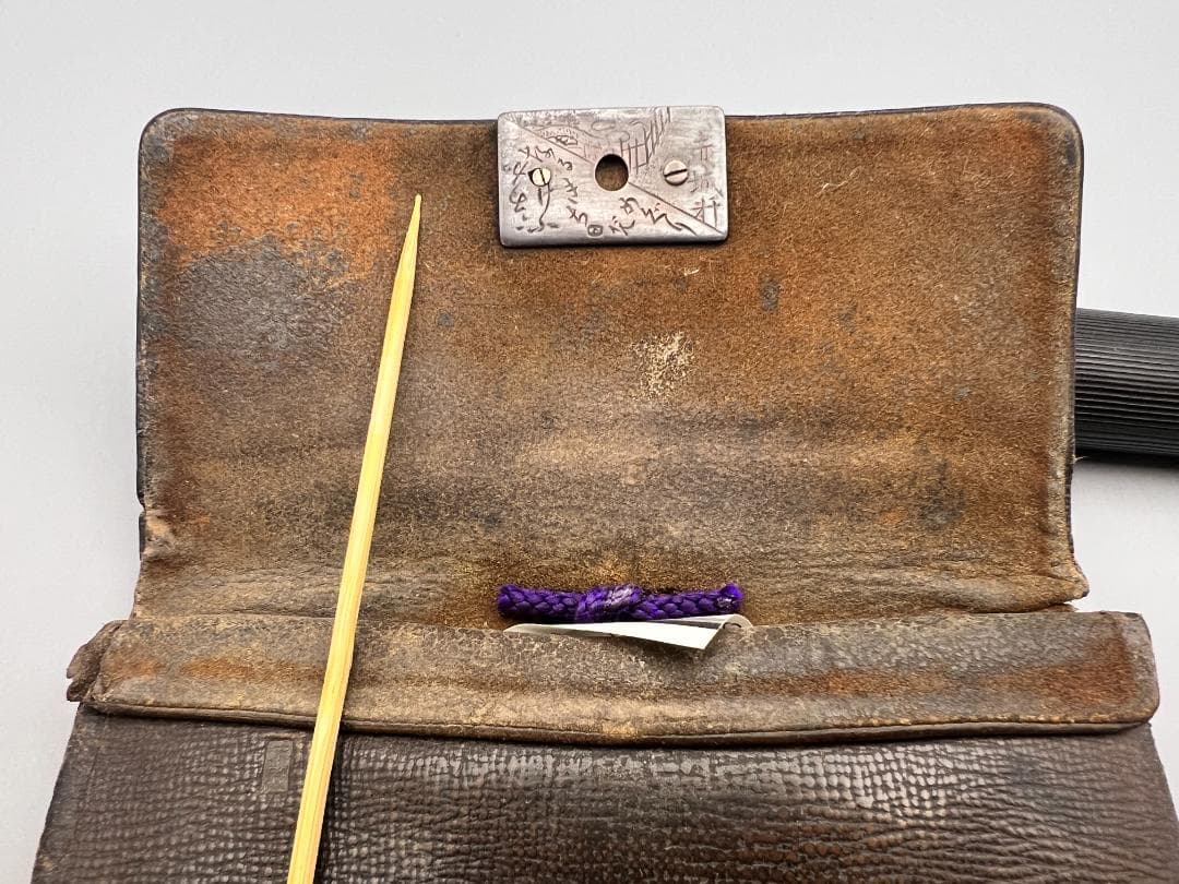 江戸明治時代　斧形前金具　銀象嵌　裏金具在銘　キセル入れ一心在銘　瑪瑙珠根〆