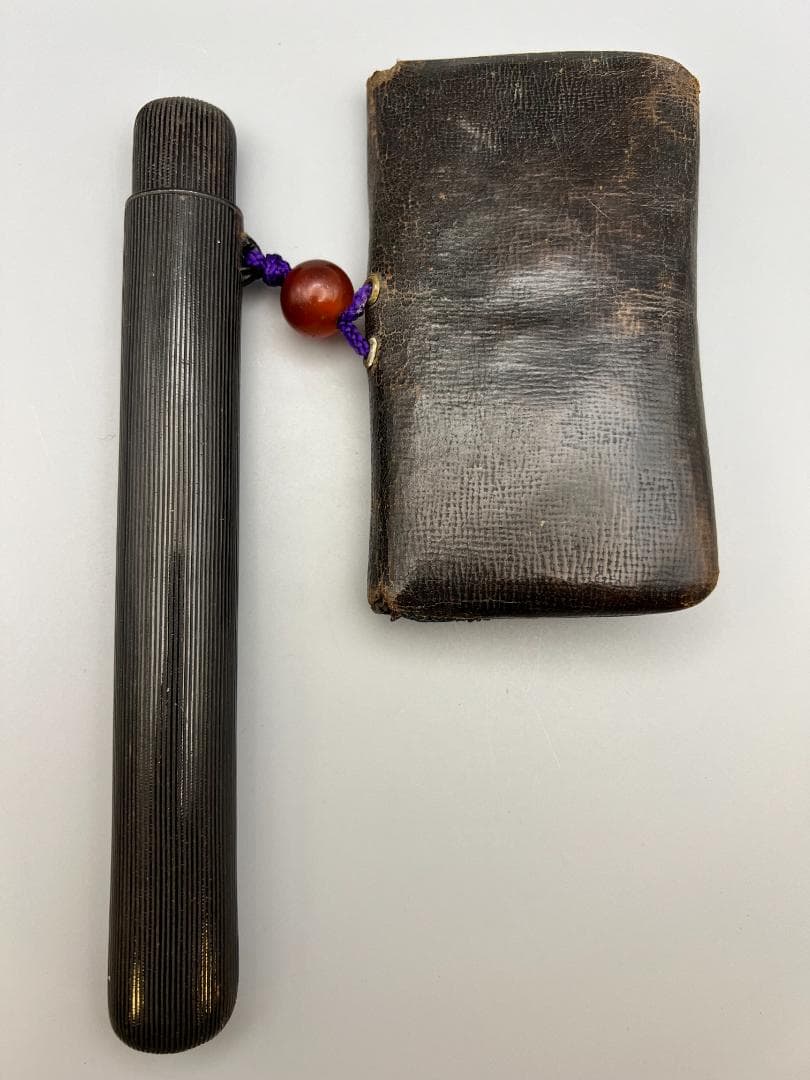 江戸明治時代　斧形前金具　銀象嵌　裏金具在銘　キセル入れ一心在銘　瑪瑙珠根〆