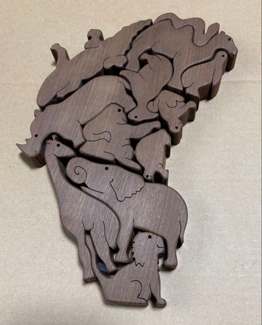 アフリカ大陸　壁掛け　動物12匹　木製パズル　29✖️25 ✖️2、2