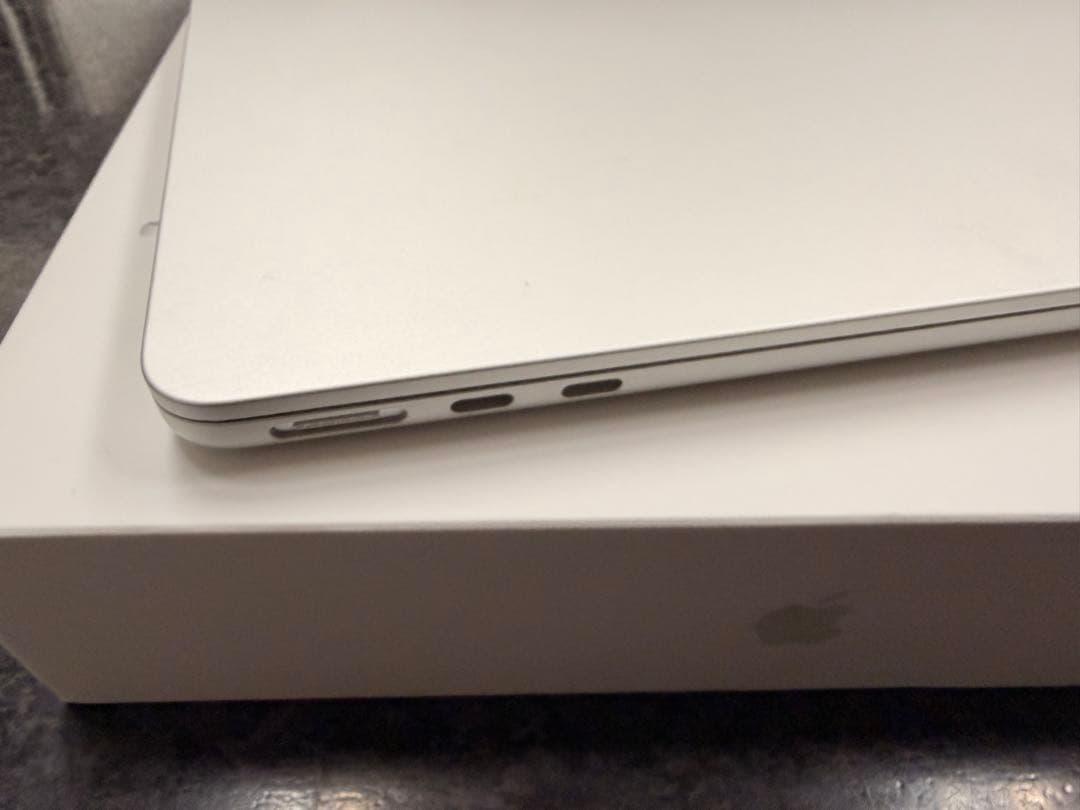 MacBookair m2 8GB 256 bat100% 付属品完品 美品