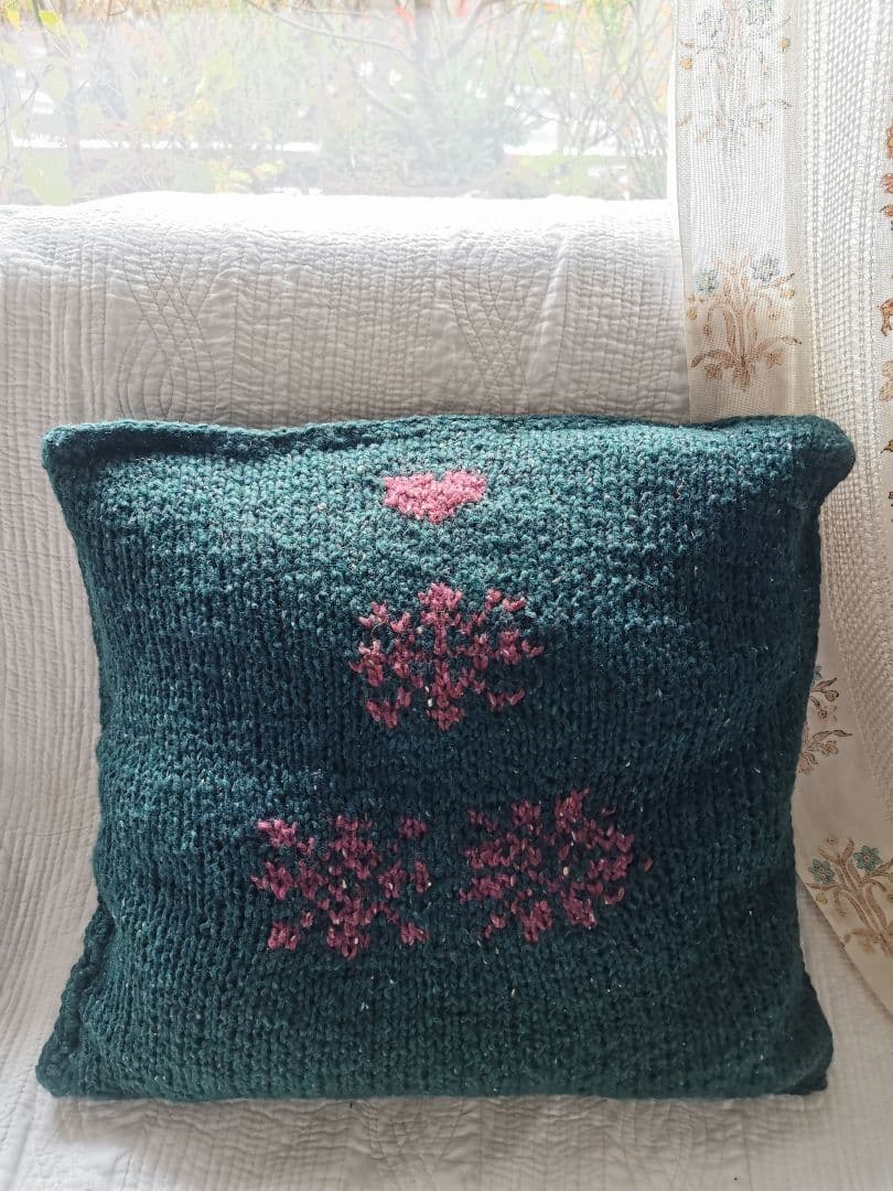 ヴィンテージドイツ メリノツィードニット棒針手編みハート＆蜂柄 中綿入クッション