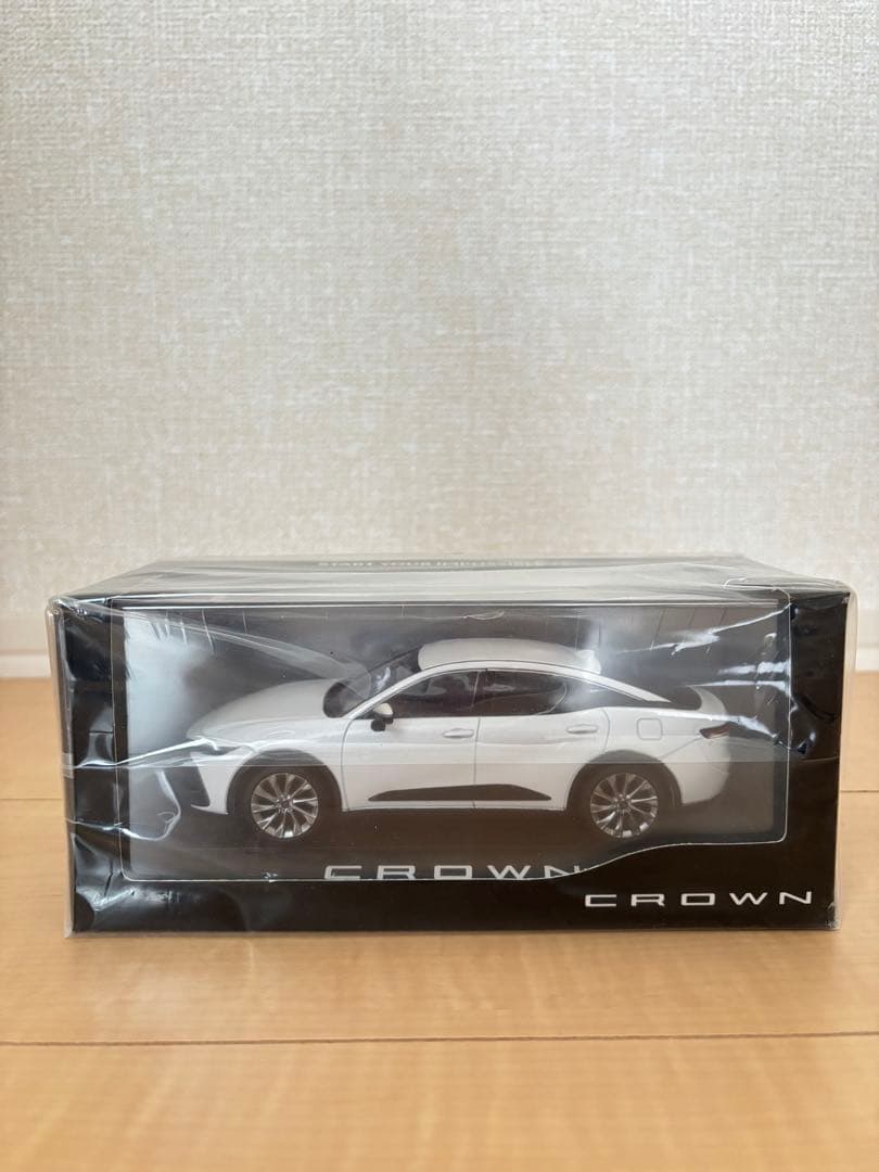 トヨタCROWN 1/30ミニカー ホワイト　新品　未開封