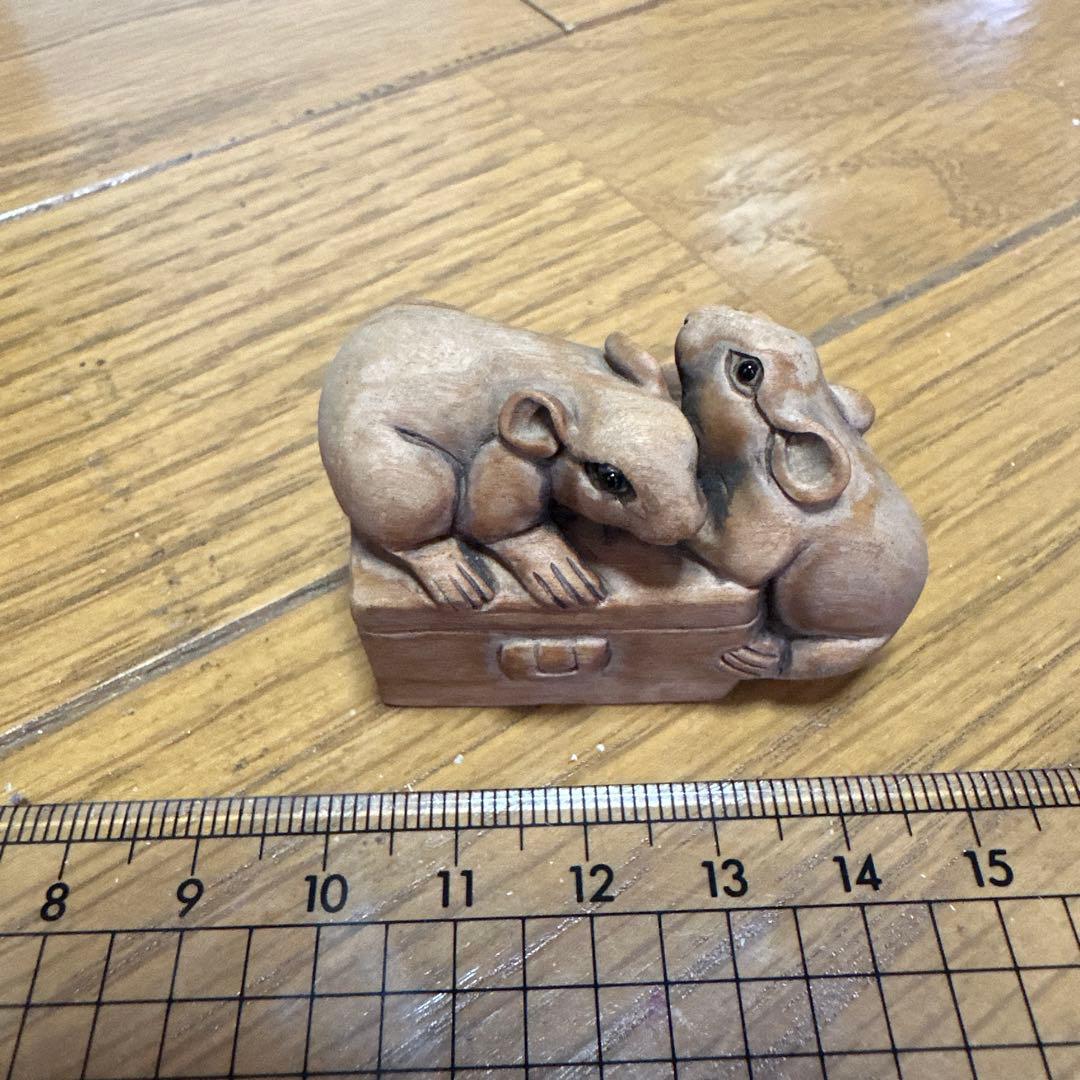 根付/初代伊勢正直の実子、伊勢正勝の木彫のネズミの彫刻 2匹が宝箱に寄り添う