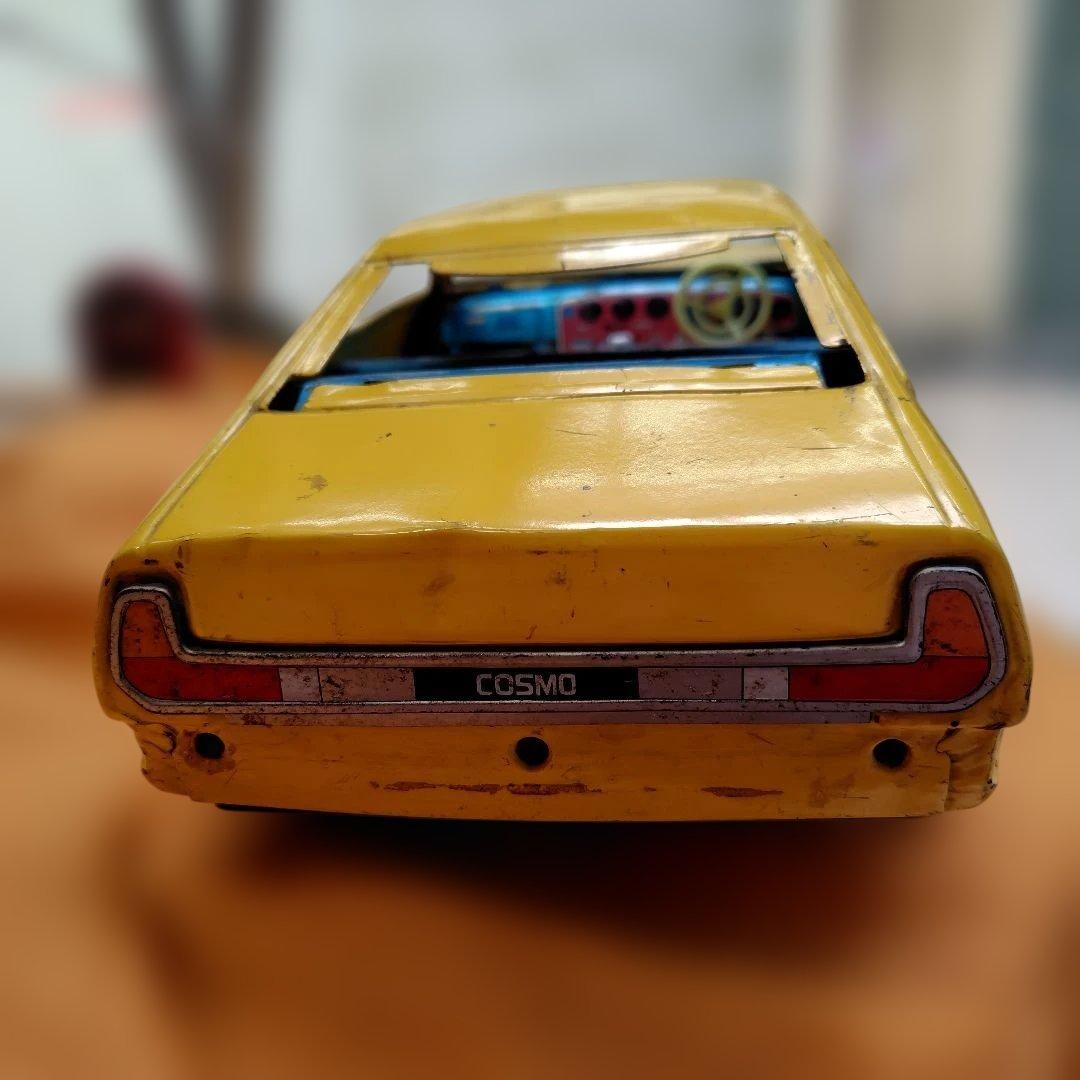 黄色のブリキ大型ミニカーmazda