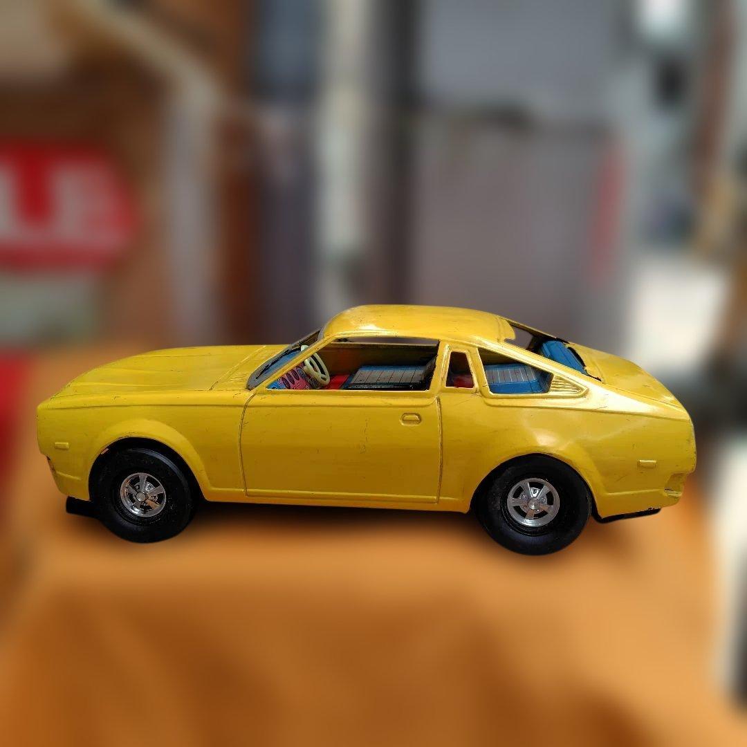 黄色のブリキ大型ミニカーmazda