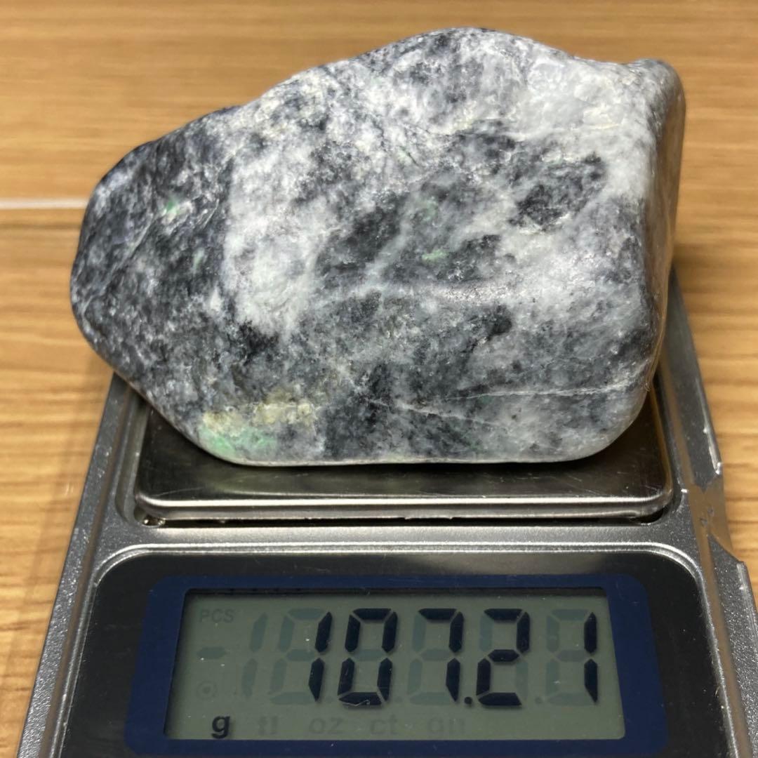 糸魚川翡翠　金山谷　黒×白×翠　黒翡翠　翡翠輝石　原石　107.2ｇ