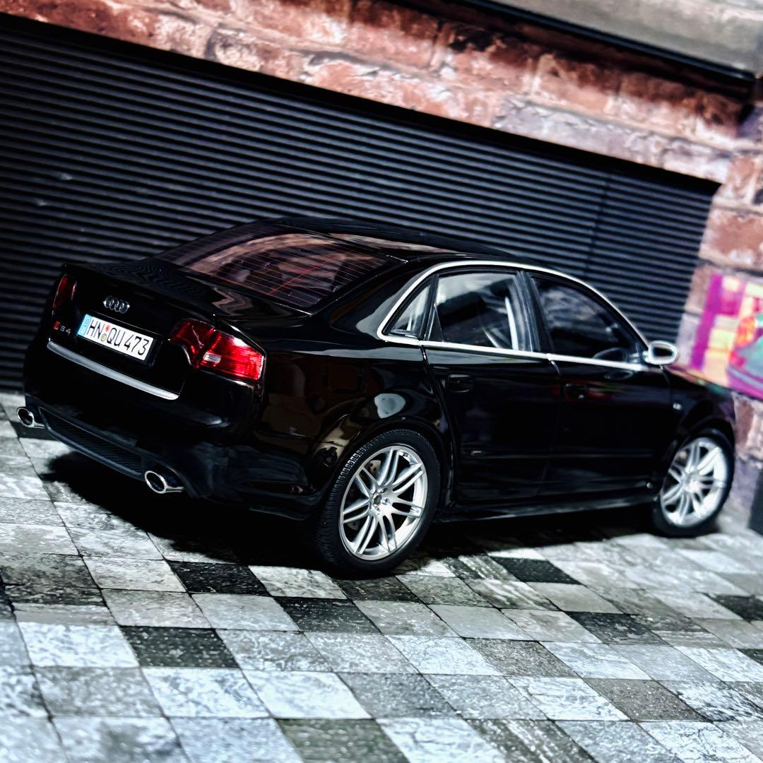 ディーラー特注 1/18 ミニチャンプス アウディ RS4 (B7)