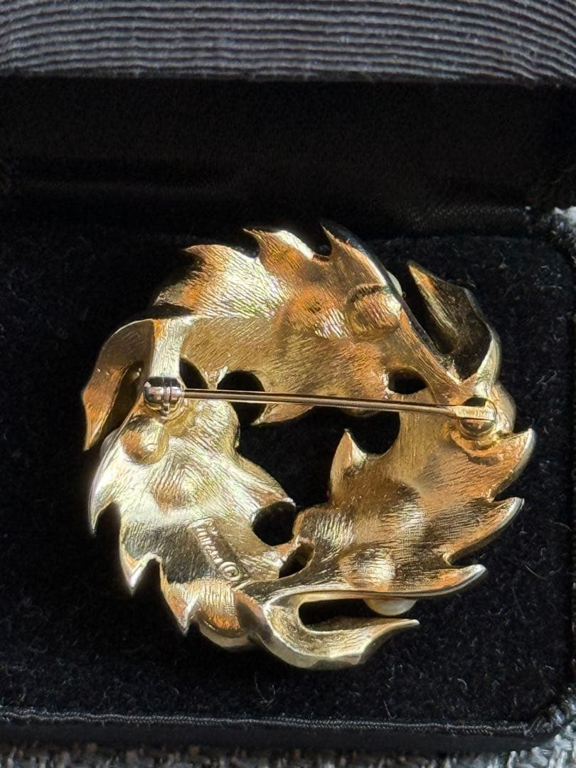 Trifari ヒイラギブローチゴールド パール ケース付き