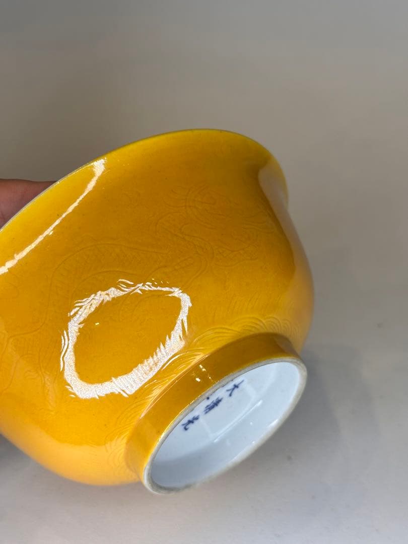 中国大清光緒年製 黄釉青花金魚文小碗 外側に暗刻の双龍戯珠文 骨董品コレクション