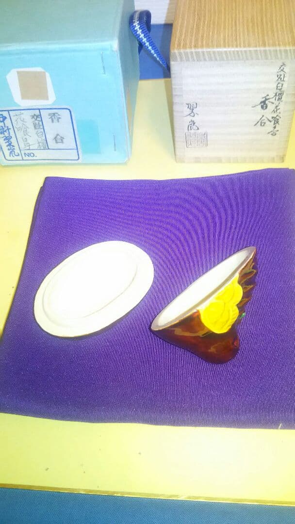 香合、コ_チ白檀、花喰鳥、中村翠嵐作。