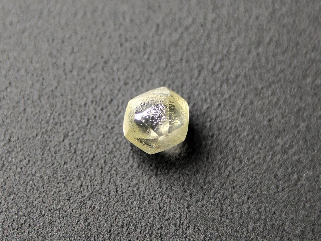 蛍光ダイヤモンド原石４色セット　計0.411カラット　ボツワナ産