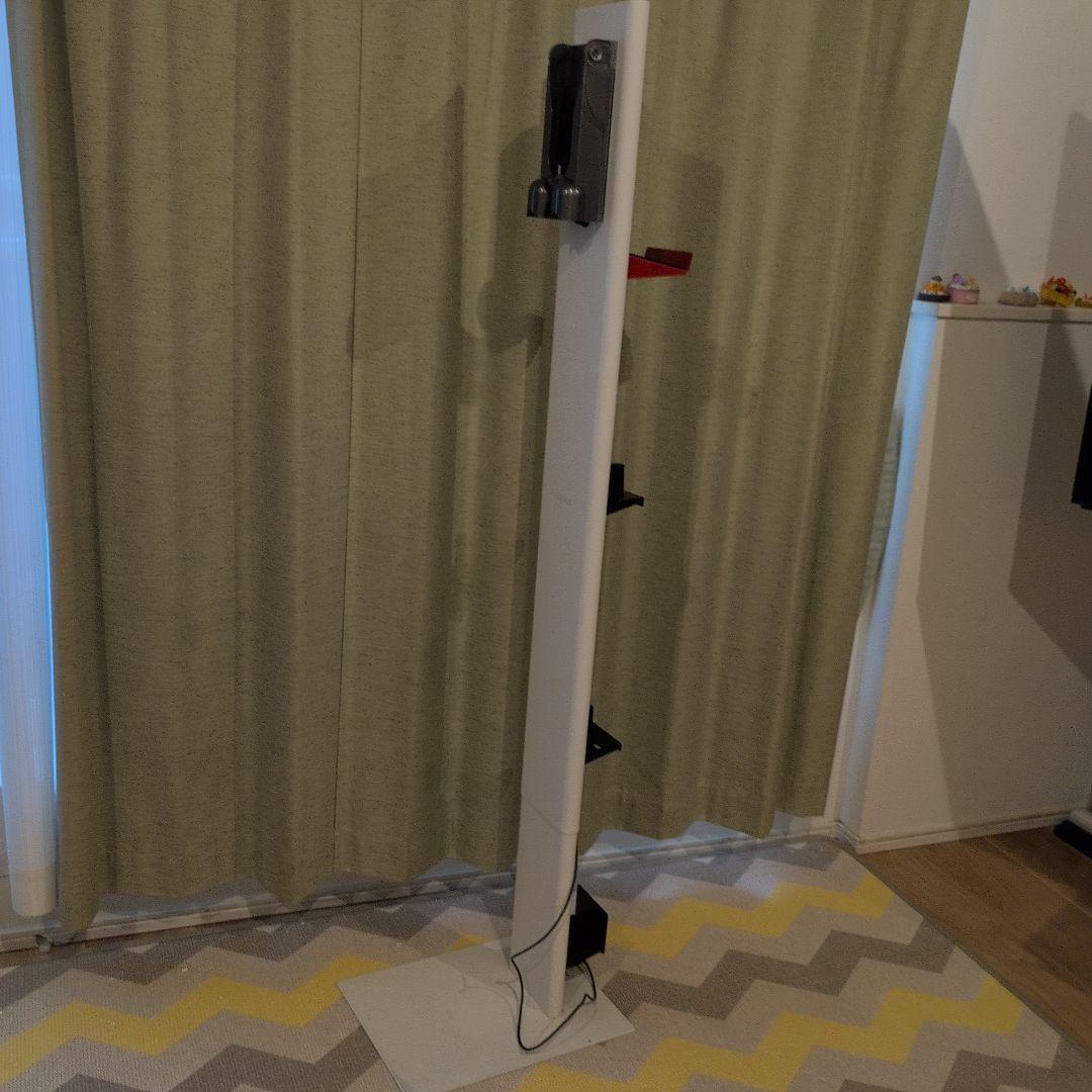 スタンド型ダイソン掃除機立て　充電器付き！ ホワイト