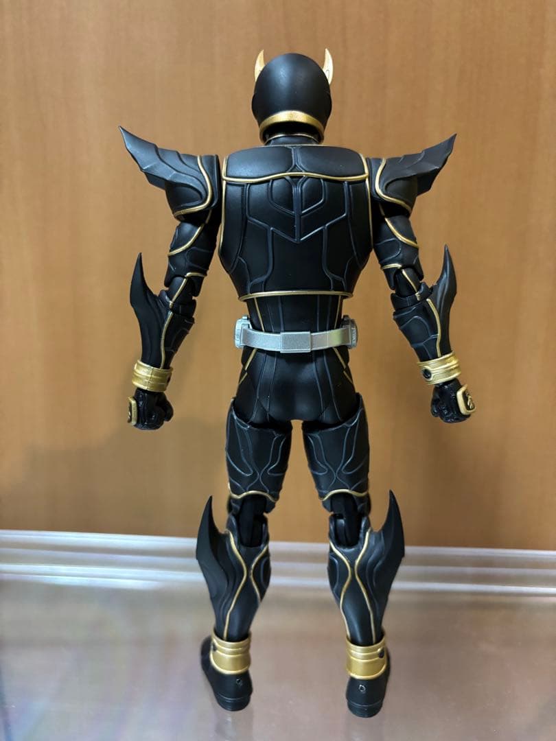 真骨彫　仮面ライダークウガ　アルティメットフォーム