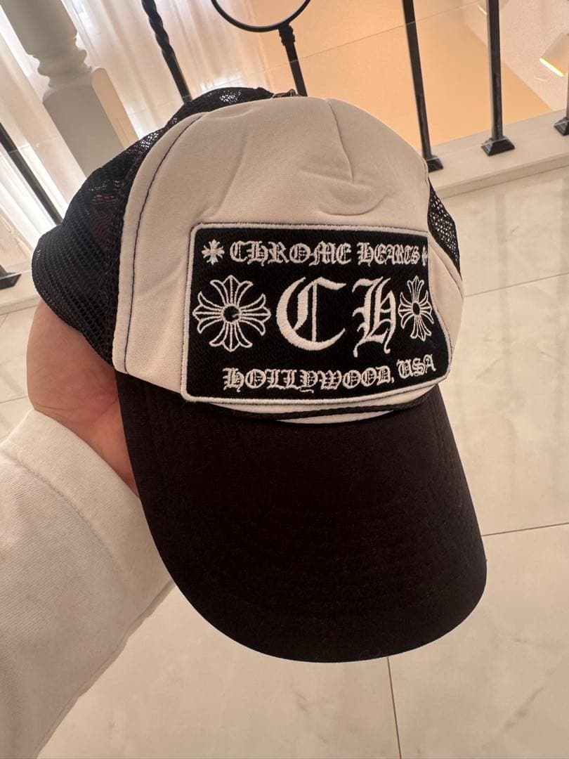 クロムハーツのトラッカーキャップ（CHパッチ・ブラック×ホワイト）